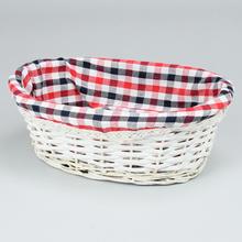 Prútený košík s bielym vzorom kocka.