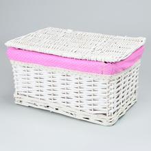 Prútený košík biely s ružovým vzorom bodiek.