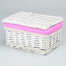 Prútený košík biely s ružovým vankúšikom a bodkovaným vzorom.