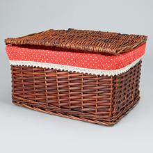 Prútený košík s červeným vzorom bodiek.