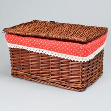 Prútený košík s červeným vzorom bodiek a krajkovým okrajom.