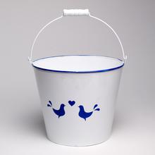 Veľké kovové vedro s modrotlačou a vtákmi.