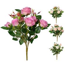 Kytica umelých ruží v rôznych farbách.