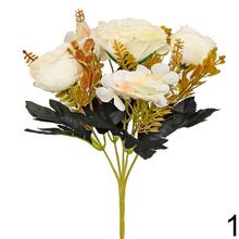 Umelá kytica ruží s rôznymi farbami.