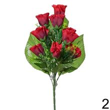 Kytica umelých ruží s deviatimi kvetmi v bielej a červenej farbe.