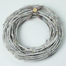 Šedý ratanový veniec s mašľou a gombíkom.