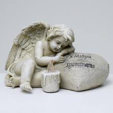 Smutný anjel pri srdci s LED svetlom a českým nápisom 'VZPOMÍNAME'.