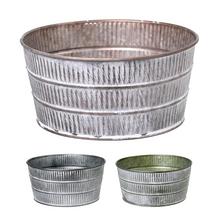 Kovový obal v troch farbách, kruhový tvar.