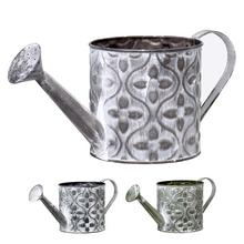 Malá kovová váza s ornamentom v zelenej farbe.