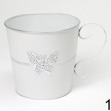 Obal s uchom v mixe farieb s motýľom.