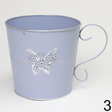 Obal s uchom v mixe farieb s motýľom.