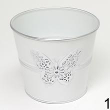 Kovové vedrá s motýľmi v troch farbách.