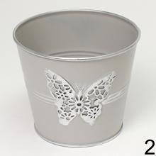 Kovové vedrá s motýľmi v troch farbách.