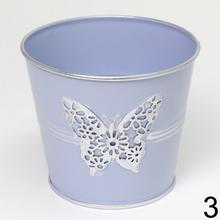 Kovové vedrá s motýľmi v troch farbách.