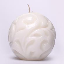 Biela vyrezávaná guľa sviečka.