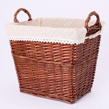 Prútený koš tmavohnedý s bodkovaným vzorom.