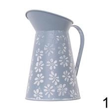 Váza džbán z kovu s kvetinovým vzorom v troch farbách.