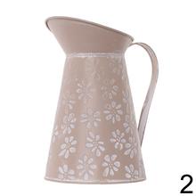 Váza džbán z kovu s kvetinovým vzorom v troch farbách.