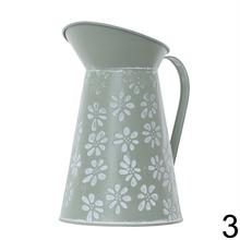 Váza džbán z kovu s kvetinovým vzorom v troch farbách.