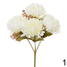 Kytica chryzantém v bielej a krémovej farbe.