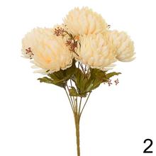 Kytica chryzantém v bielej a krémovej farbe.