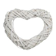 Biely veniec v tvare srdca z prútia.