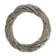 Šedý veniec z prútia s priemerom 40 cm.