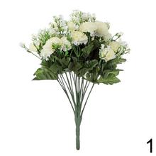 Mini chryzantémy v kytici, biele a fialové kvety.