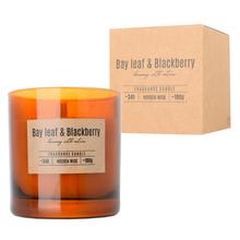 Aromatická sviečka v skle s vôňou vavrínu a ostružiny.