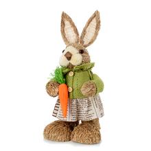 Slamená dekorácia zajac v zeleno-bielych šatách s mrkvičkou.