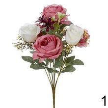 Kytica umelých ruží s drobnými kvetmi a zeleňou.