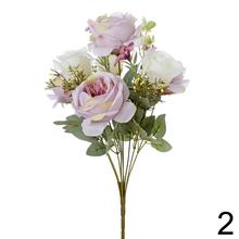 Kytica umelých ruží s drobnými kvetmi a zeleňou.