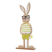 Drevený zajačik s okuliarmi a pruhovaným tričkom.