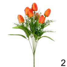 Kytica umelých tulipánov v bielej a oranžovej farbe s doplnkovou zeleňou.