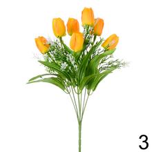 Kytica umelých tulipánov v bielej a oranžovej farbe s doplnkovou zeleňou.