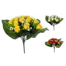 Kytica umelých ruží v žltej farbe s listami.