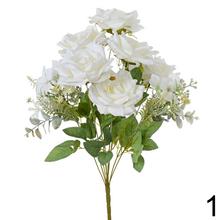 Kytica umelých ruží s drobnými kvetmi a zeleňou v mixe.