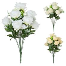 Kytica umelých ruží s bielymi kvetmi.