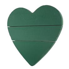 Zelené srdce z aranžérskeho materiálu.