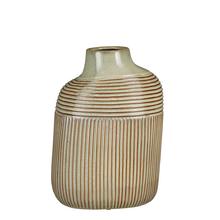 Zelená keramická váza Pedra s pruhovaným dizajnom.