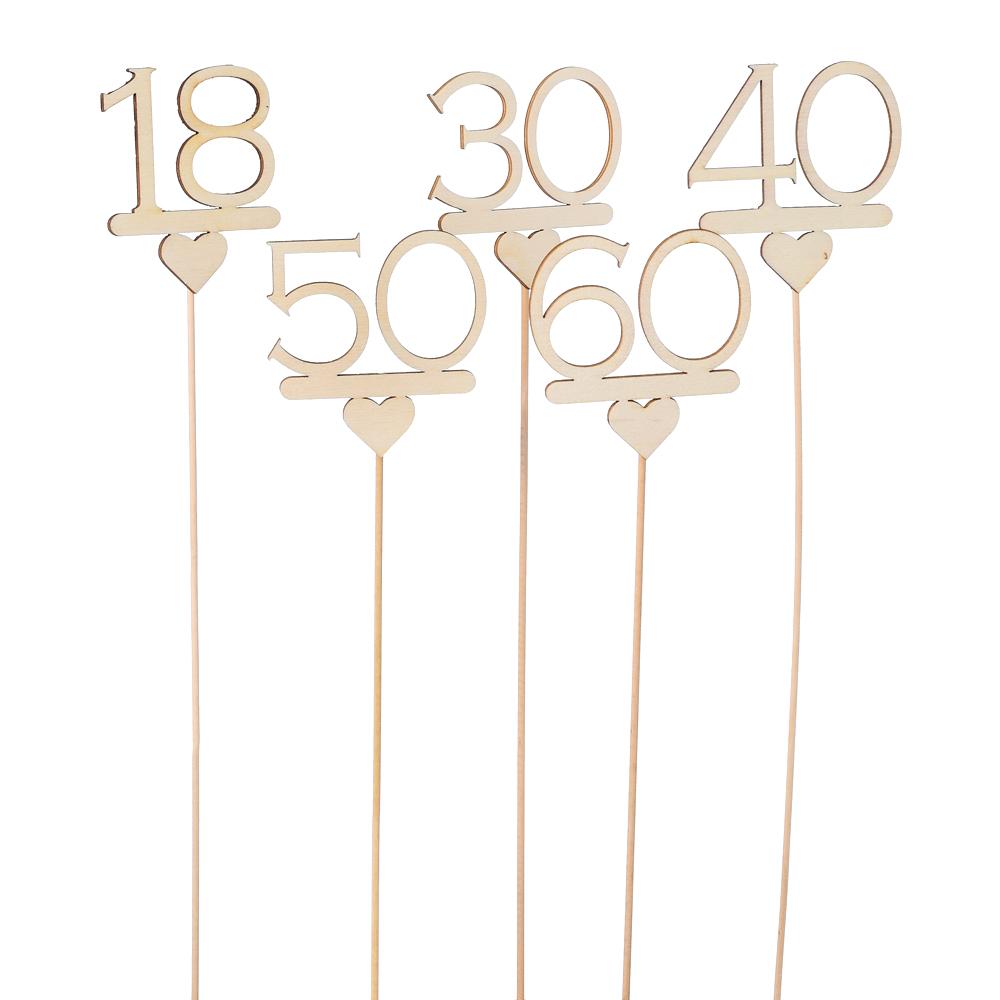 Drevené zápichy s číslami na dekoráciu.