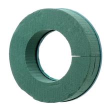 Venček s plastovým podstavcom, priemer 17 cm, vnútorný priemer 9 cm.