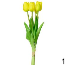 Kytica umelých tulipánov v červenej, žltej a bielej farbe.