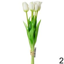 Kytica umelých tulipánov v červenej, žltej a bielej farbe.