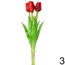 Kytica umelých tulipánov v červenej, žltej a bielej farbe.