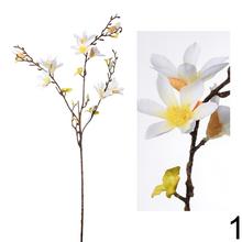 Umelý konár magnólie s listami a kvetmi.