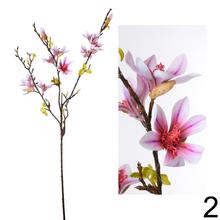 Umelý konár magnólie s listami a kvetmi.