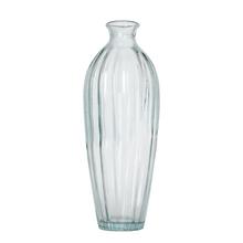 Priehľadná sklenená váza s elegantným tvarom.