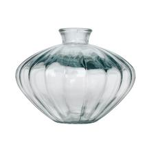 Váza z priehľadného skla s elegantným tvarom.