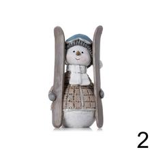 Snehuliak lyžiar s lyžami, béžovo-modro-sivá výbava.